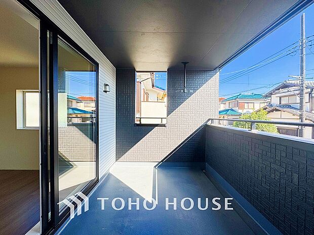 心地よい風を肌で感じることのできるバルコニー。