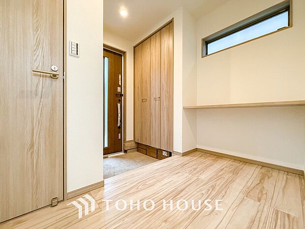 居住者の帰り、訪れる方を優しく迎えてくれる開放感のある玄関。