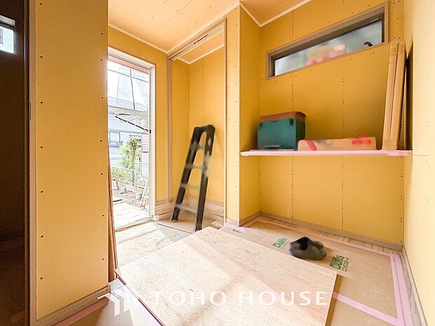 居住者の帰り、訪れる方を優しく迎えてくれる開放感のある玄関。