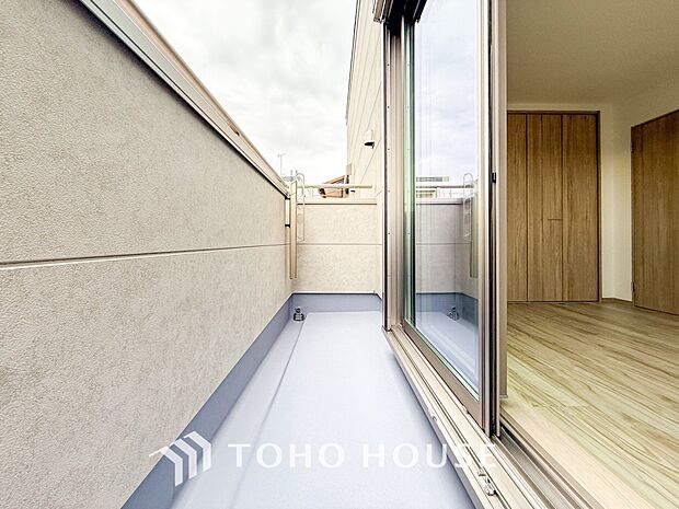 暮らしの中で光と風を演出してくれるバルコニー。