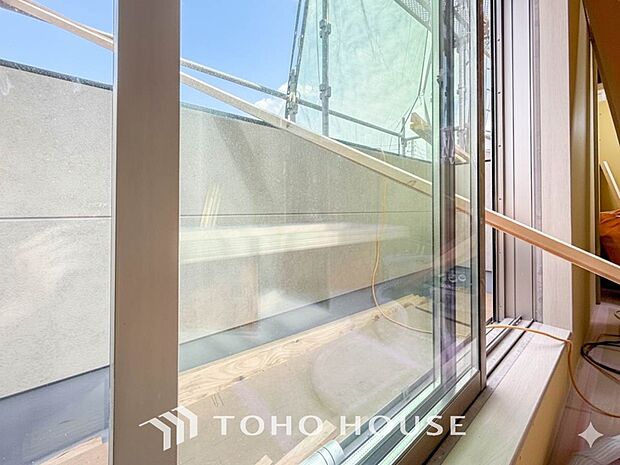 暮らしの中で光と風を演出してくれるバルコニー。