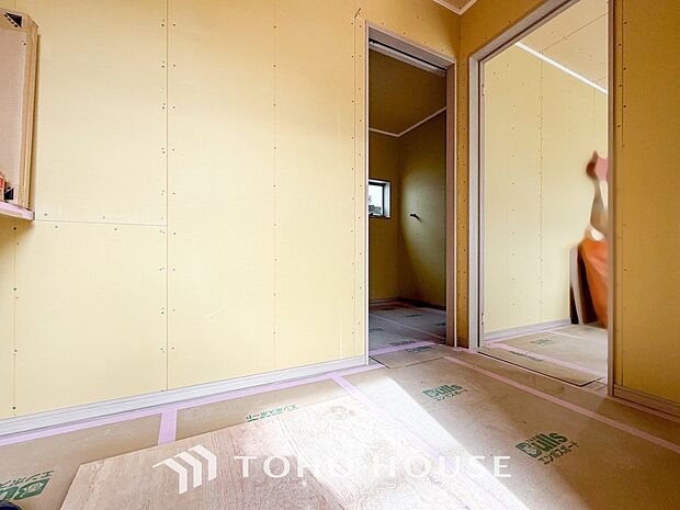 やわらかな陽射しがふりそそぎ、ゆったりした時間が流れる室内。