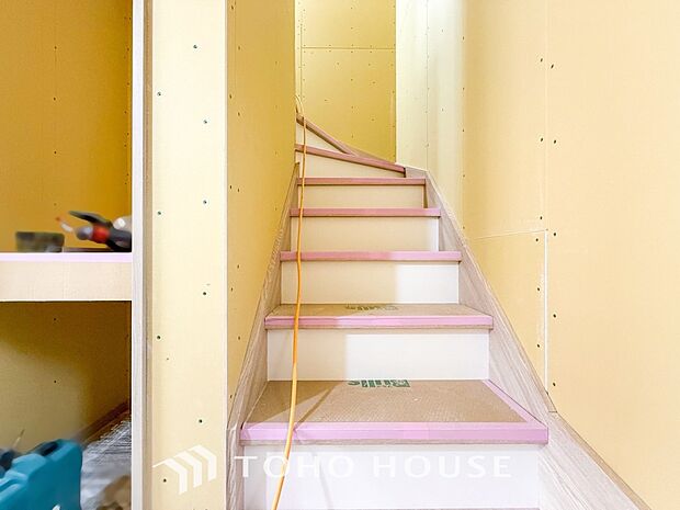 パブリックゾーンとプライベートゾーン繋ぐ階段。豊かな陽光が注ぎ込み、爽やかな住空間を演出。