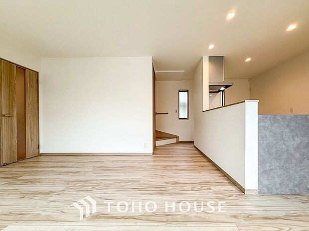 忙しい朝でも、しっかり家族が揃って食事をして頂けるゆとりある大きさのダイニングスペース。