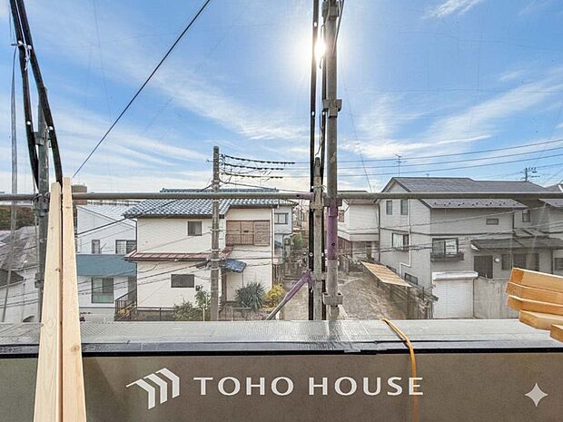 豊かな眺望にふさわしい空間には、通風・採光にも優れ、心地よい光と風があふれています。