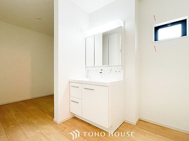 洗面台・洗面所パウダールームはナチュラルな雰囲気で清潔な印象。