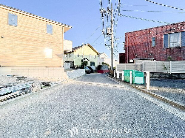 前面道路含む現地写真『快適』は「家」と「街」と「環境」が調和した時に訪れるだと改めて感じさせてくれます。