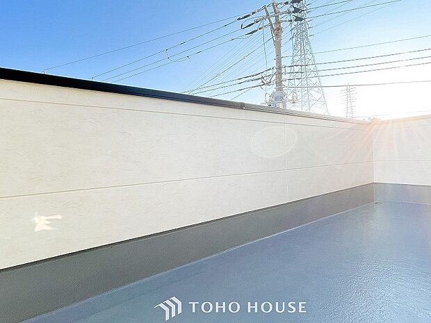 暮らしの中で光と風を演出してくれるバルコニー。