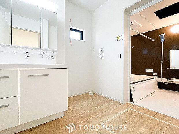 小窓が設置され、湿気がこもりやすい室内の換気・採光に配慮されています。