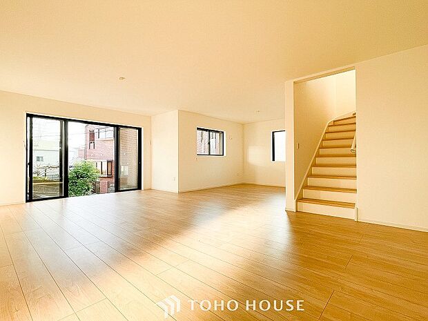 戸建てならではのリビング。落ち着いた色調のリビングは家族団欒の憩いの場所です。