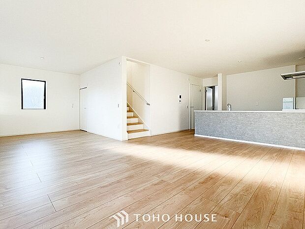 対面式キッチンのあるLDKで家族の会話が弾みます。