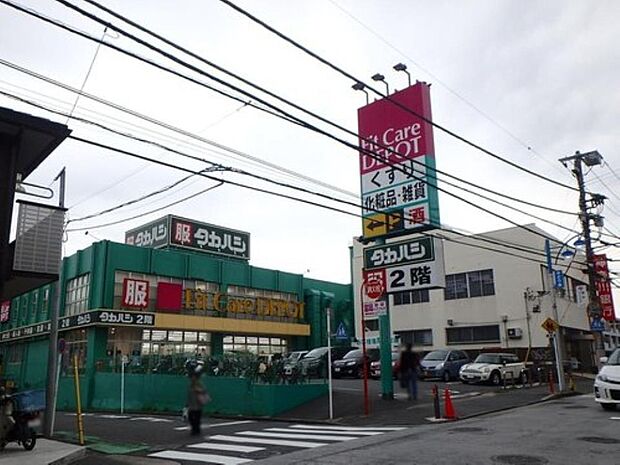 薬・化粧品だけではなく、食品や雑貨等もそろっており、日常の買い物がスピーディーにできる品揃えです。営業時間は朝9時から夜22時まで。
