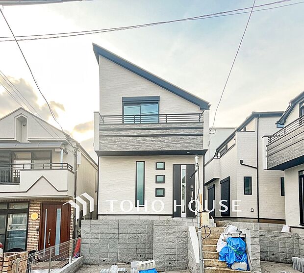 住む人や訪れる人やさしくエスコートする玄関アプローチ。