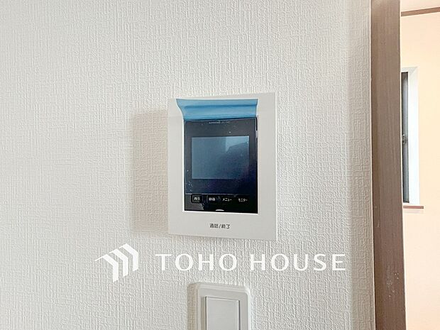 誰が来てもわかる様にモニター付きインターホンを設置。快適と安らぎを合わせた優しい設計。