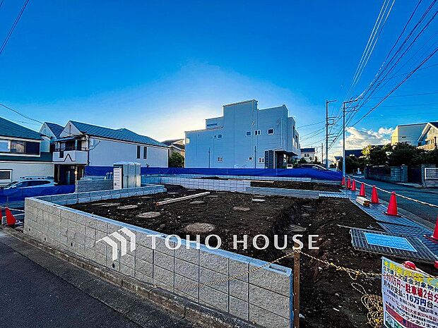 閑静な住宅街の一角、ひと時のくつろぎが生まれ、ゆっくりと愛着が育まれていきます。