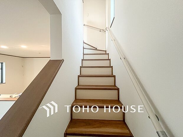 各フロアを結ぶ階段。集いの空間と一人の時間を楽しむプライベートルームをバランスよく繋いでいます。