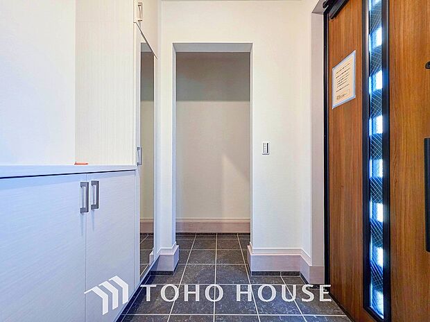 帰宅されるご家族や、訪れる方を優しく迎え、安らぎに満ちた生活空間を予感させてくれます。