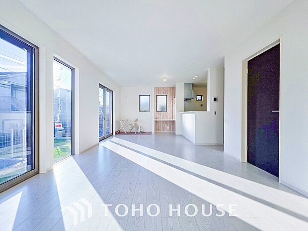 やわらかな陽射しがふりそそぎ、室内に開放感と爽快感をもたらします。