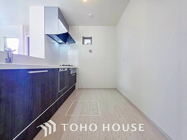 機能的で使い勝手のよさそうなキッチン。明るく清潔感があります。