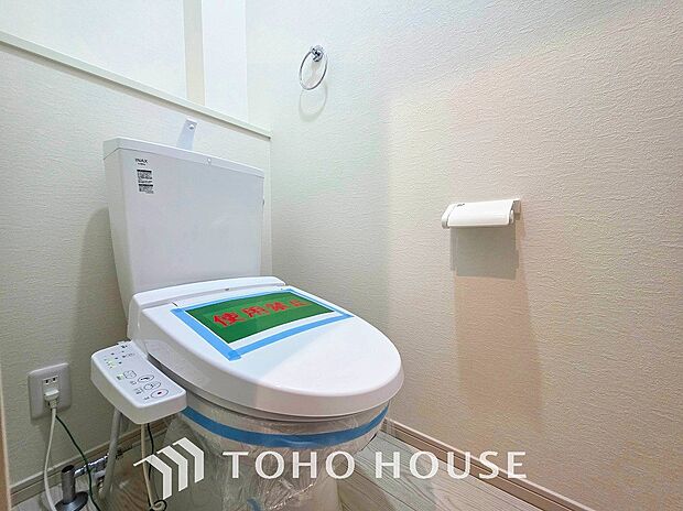 換気と明るさに配慮した清潔感溢れるトイレ。落ち着いた空間で安らぎのひとときをお過ごしいただけます。