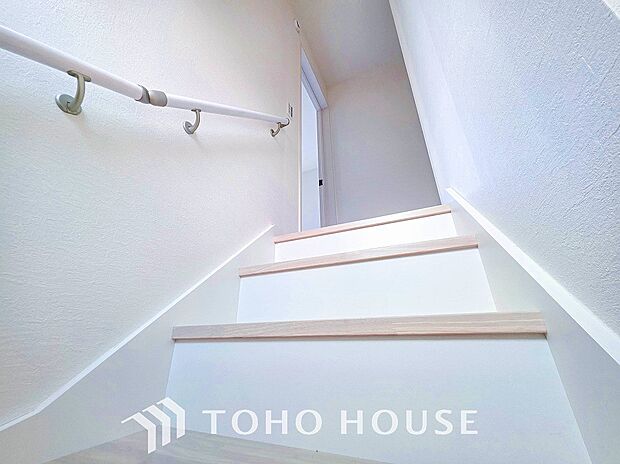 各フロアを結ぶ階段。集いの空間と一人の時間を楽しむプライベートルームをバランスよく繋いでいます。