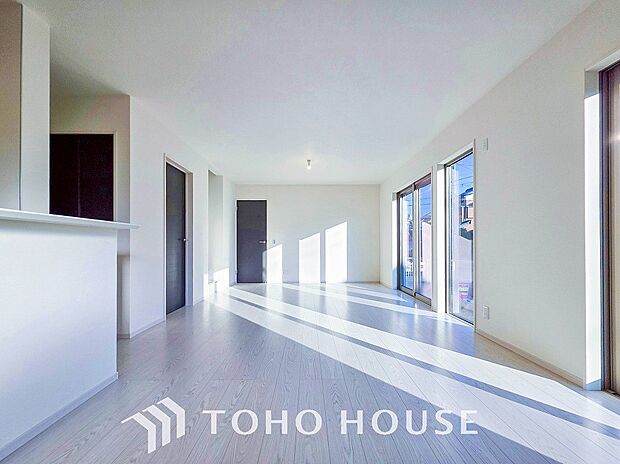 明るく開放的な空間が広がるLDK。室内には豊かな陽光が注ぎ込み、爽やかな住空間を演出。