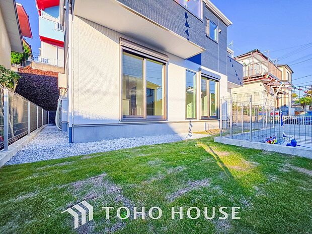 毎日の暮らしの中に癒しを与えてくれるお庭スペース。小さなお子様の遊び場にもちょうど良い空間です。