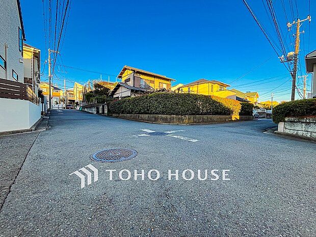 前面道路含む現地写真『快適』は「家」と「街」と「環境」が調和した時に訪れるだと改めて感じさせてくれます。