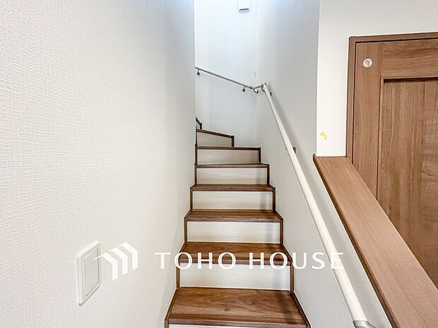 各フロアを結ぶ階段。集いの空間と一人の時間を楽しむプライベートルームをバランスよく繋いでいます。