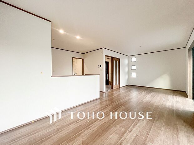 忙しい朝でも、しっかり家族が揃って食事をして頂けるゆとりある大きさのダイニングスペース。