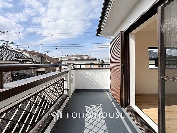 陽光とそよ風に触れることができるバルコニー。