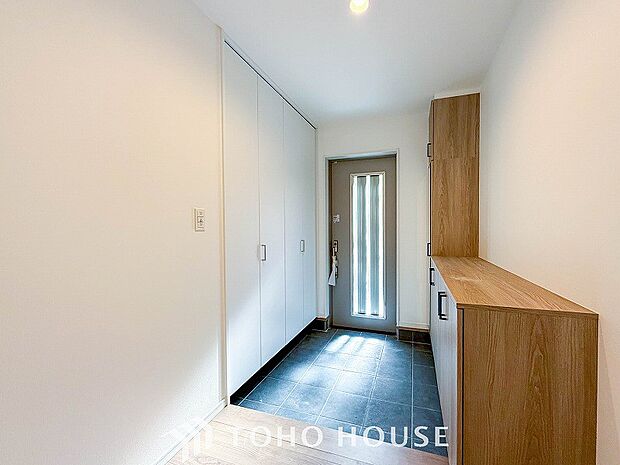 帰り着くたびに洗練されたテイストの空間に迎えられ誇りと喜びを感じる玄関まわりです。