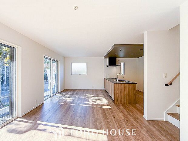 あたたかい日差しがたっぷり降り注ぐLDKは自然と家族の顔があかるい笑顔に。