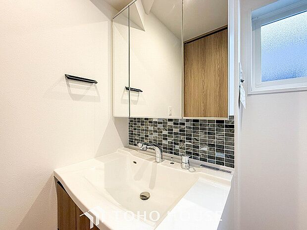 洗面台・洗面所小窓が設置され、湿気がこもりやすい室内の換気・採光に配慮されています。