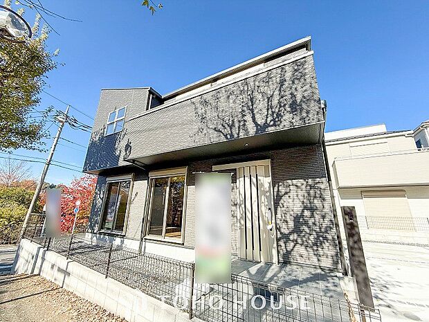 爽やかな青空の下に贅沢なほどに降り注ぐ陽光、豊かな居住性と、クオリティが見事に調和した住空間。