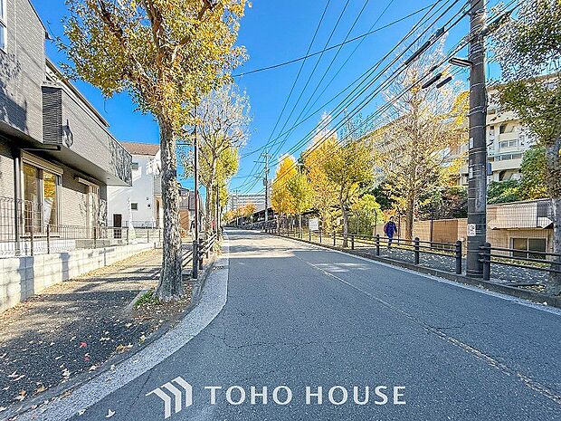 前面道路含む現地写真『快適』は「家」と「街」と「環境」が調和した時に訪れるだと改めて感じさせてくれます。