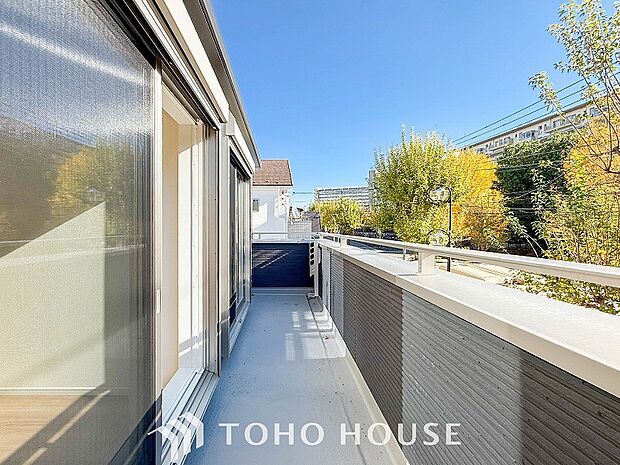 暮らしの中で光と風を演出してくれるバルコニー。