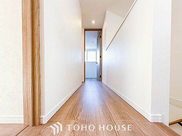 上質感漂う廊下。居住者の帰り、訪れる方を優しく迎える・安らぎに満ちた生活空間を予感させる。