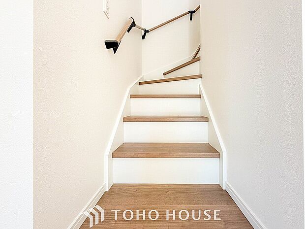 階段にはお子様やお年寄りに安心な手すりをご用意。