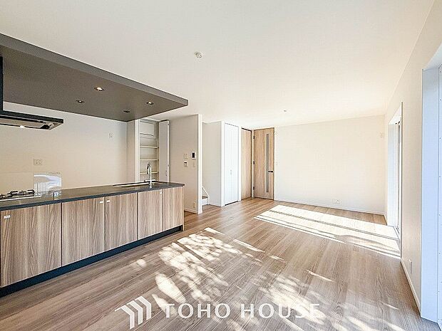 対面式キッチンのあるLDKで家族の会話が弾みます。