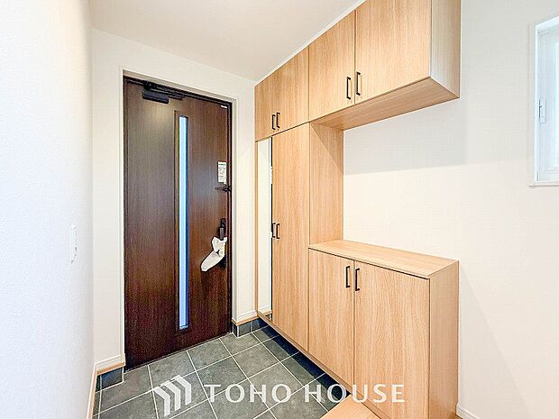 帰り着くたびに洗練されたテイストの空間に迎えられ誇りと喜びを感じる玄関まわりです。