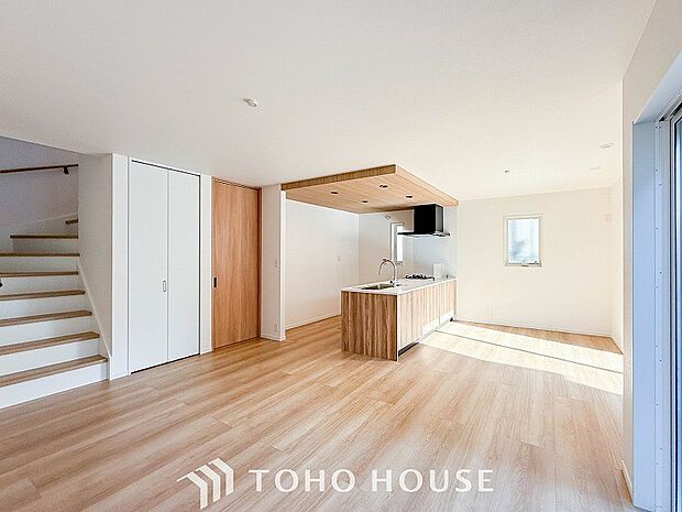 あたたかい日差しがたっぷり降り注ぐLDKは自然と家族の顔があかるい笑顔に。