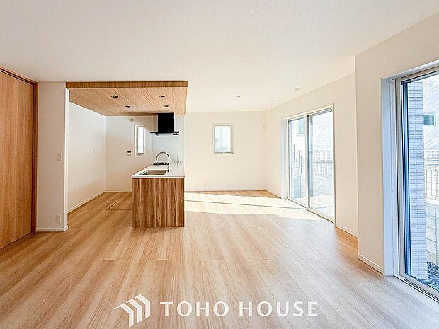 落ち着いた雰囲気に包まれた伸びやかな空間で、ゆったりと家族団らんの時間を過ごせます。