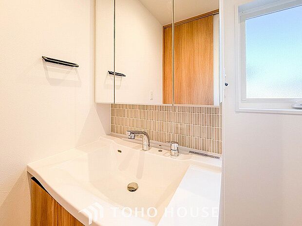 洗面台・洗面所小窓が設置され、湿気がこもりやすい室内の換気・採光に配慮されています。