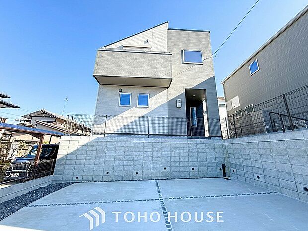 爽やかな青空の下に贅沢なほどに降り注ぐ陽光、豊かな居住性と、クオリティが見事に調和した住空間。