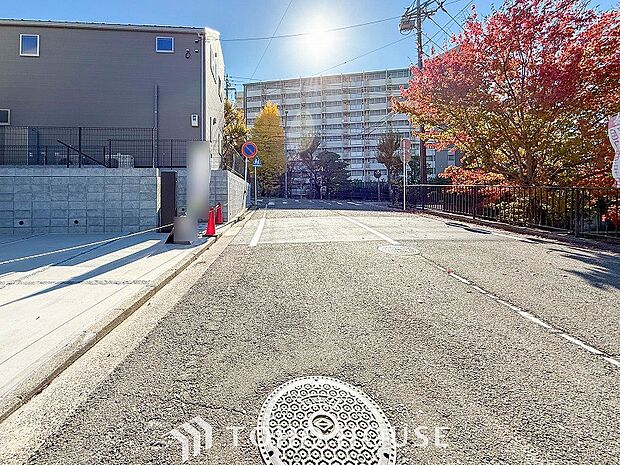 前面道路含む現地写真『快適』は「家」と「街」と「環境」が調和した時に訪れるだと改めて感じさせてくれます。