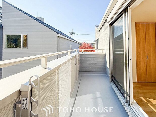 暮らしの中で光と風を演出してくれるバルコニー。