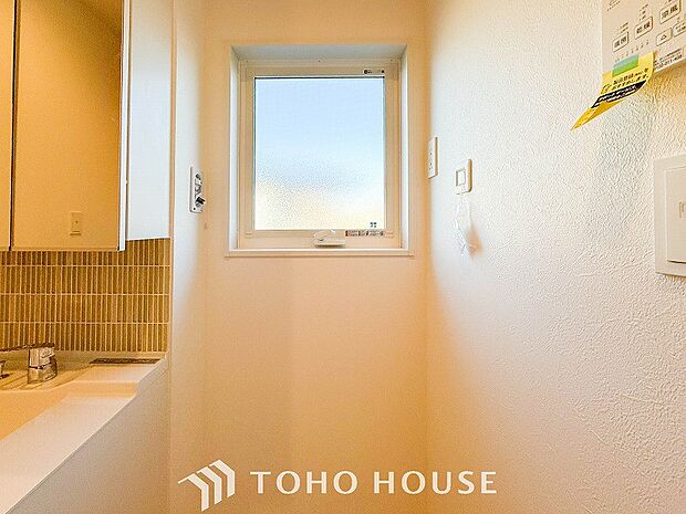 洗濯機を配置しても十分なスペースを確保しております。