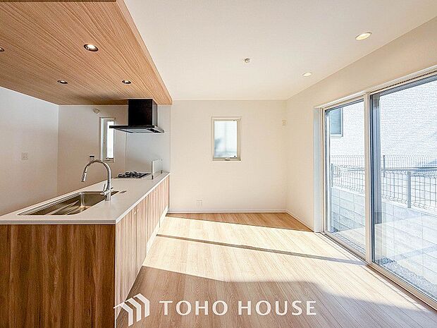 対面式キッチンのあるLDKで家族の会話が弾みます。