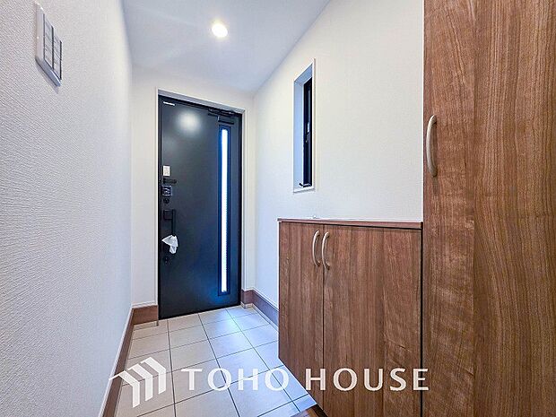 居住者の帰り、訪れる方を優しく迎えてくれる開放感のある玄関。